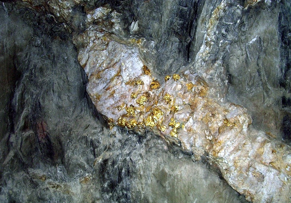 ทองคำในสายแร่ควอตซ์ แทรกตัวตามรอยแตกในหิน ประเทศออสเตรเลีย (image via: wikipedia)