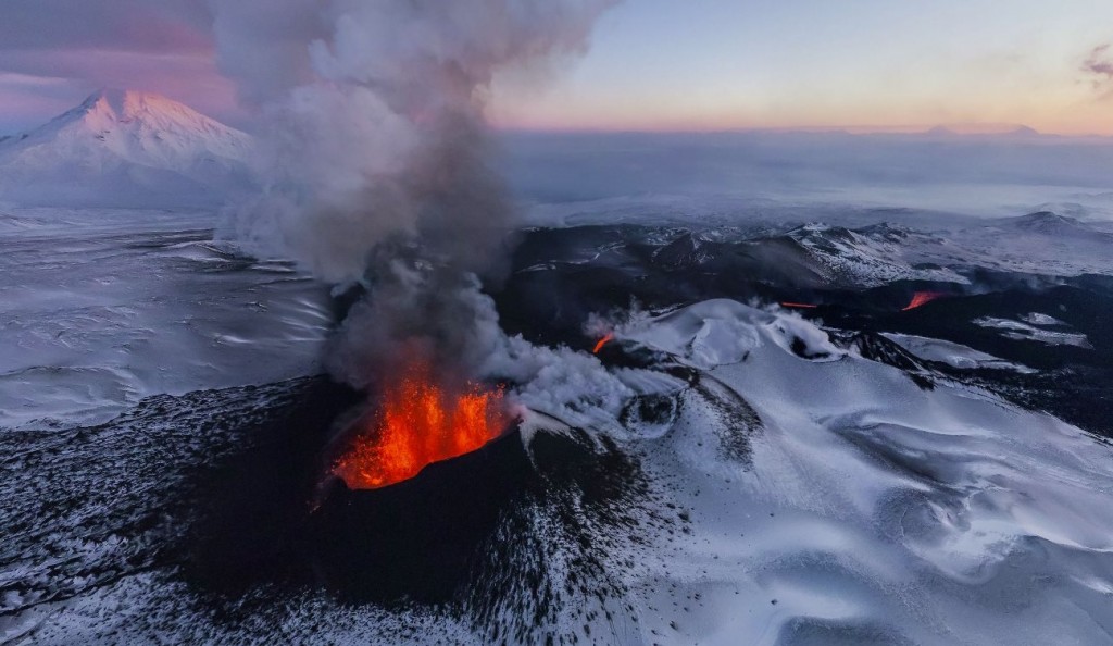 ลาวาปะทุจากรอยแตกของเปลือกโลก ในเขตคาบสมุทร Kamchatka ด้านตะวันออกของ ประเทศรัสเซีย (Image credit: airpano.com)