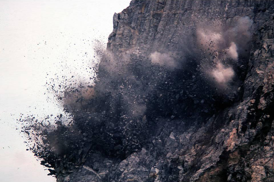 ภาพการระเบิดหน้าผาหินปูน