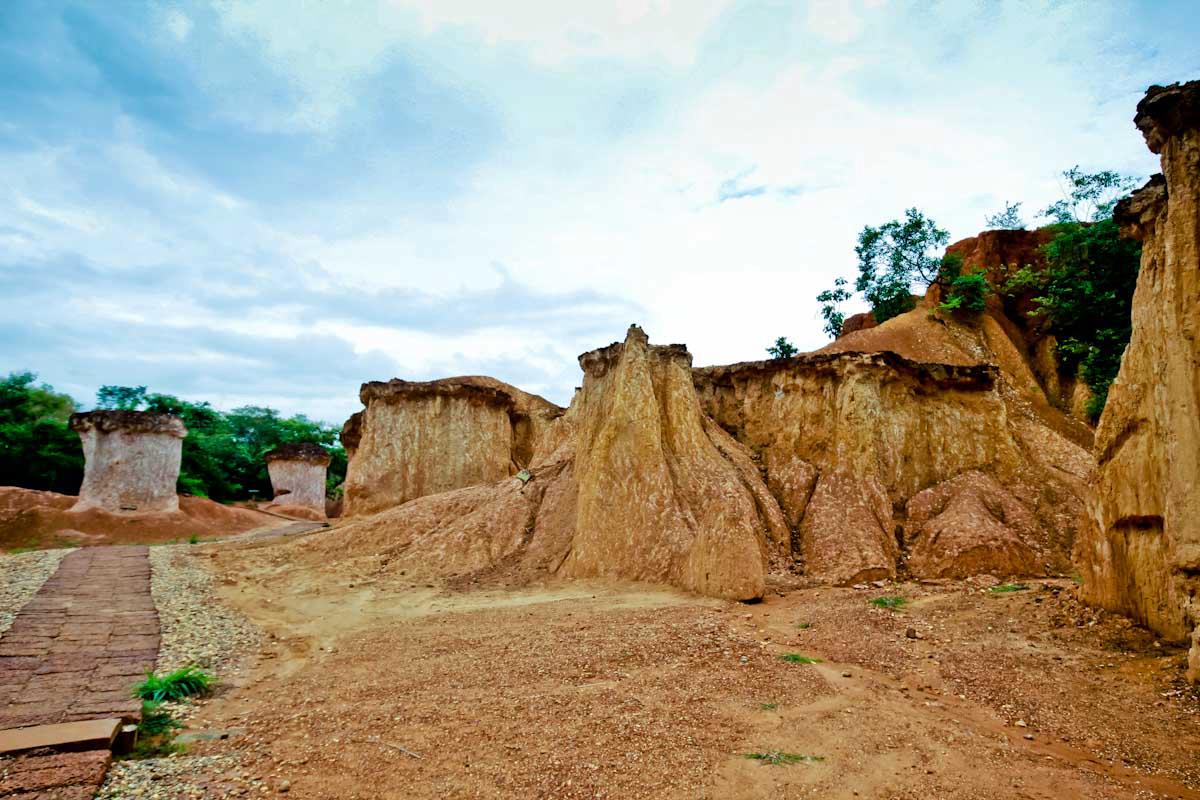 วนอุทยานแพะเมืองผี จ.แพร่ เป็นการสลับชั้นของชุดหินตะกอนที่มีความทนทานต่อการผุกร่อนแตกต่างกัน ชั้นที่ผุกร่อนง่ายกว่า (ที่เป็นเสา สีจาง) จะประกอบด้วยดินเหนียวปนทรายเม็ดละเอียด ส่วนชั้นที่ทนทานกว่า (แปะอยู่ด้านบน สีเข้ม) ประกอบด้วยชั้นตะกอนกรวดและทรายปนดินเหนียว โดยมีน้ำเหล็กหรือแมงกานิสช่วยเชื่อมประสานให้แข็ง อายุของชั้นหินเหล่านี้อยู่ในยุคควอเทอร์นารี (