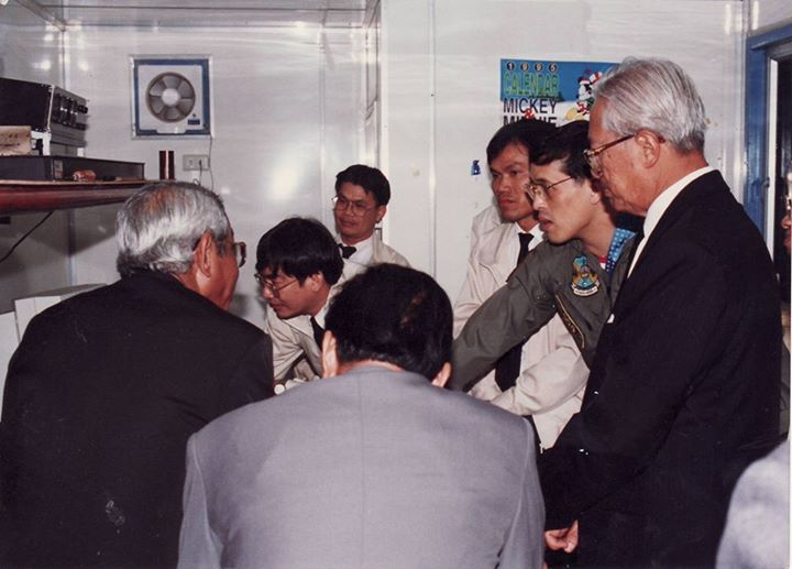 ภาพสมเด็จพระบรมโอรสาธิราชฯ สยามมกุฎราชกุมาร  องค์ประธานคณะกรรมการอำนวยการเสด็จตรวจงานสถานีเลเซ่อร์ บริเวณหน้าผาเขาชีจรรย์ (จากซ้าย: อาจารย์กนก บุญโพธิ์แก้ว-ตอนต่อๆไปคงจะได้เห็นหน้าชัดๆ- ดร.พงศ์พันธ์ จินดาอุดม  คุณอุดม ภู่งามและผู้เขียน)