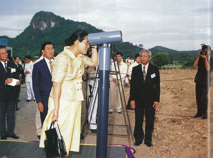  (ภาพจากจดหมายเหตุการจัดสร้างพระพุทธรูปแกะสลักหน้าผาเขาชีจรรย์“พระพุทธมหาวชิรอุตตโมภาสศาสดา”)