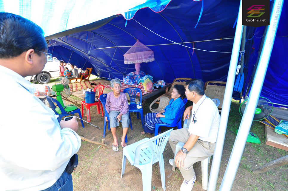 ที่พักชั่วคราวสำหรับผู้ประสบภัย บ้านเรือนหลายหลังยังไม่สามารถเข้าไปอยู่อาศัยได้ เนื่องจากแผ่นดินไหวตามอาจก่อให้เกิดความเสียหายกับบ้านเรือนได้อีก