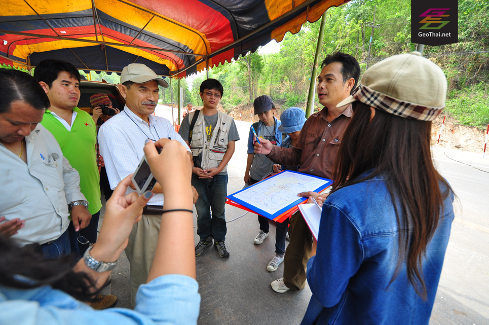 คุณสุวิทย์ โคสุวรรณ (ถือแผนที่) ผู้อำนวยการส่วนวิจัยรอยเลื่อนมีพลัง กรมทรัพยากรธรณี กำลังอธิบายภาพรวมของเหตุการณ์แผ่นดินไหว ให้กับทีมสำรวจทางธรณีวิทยา